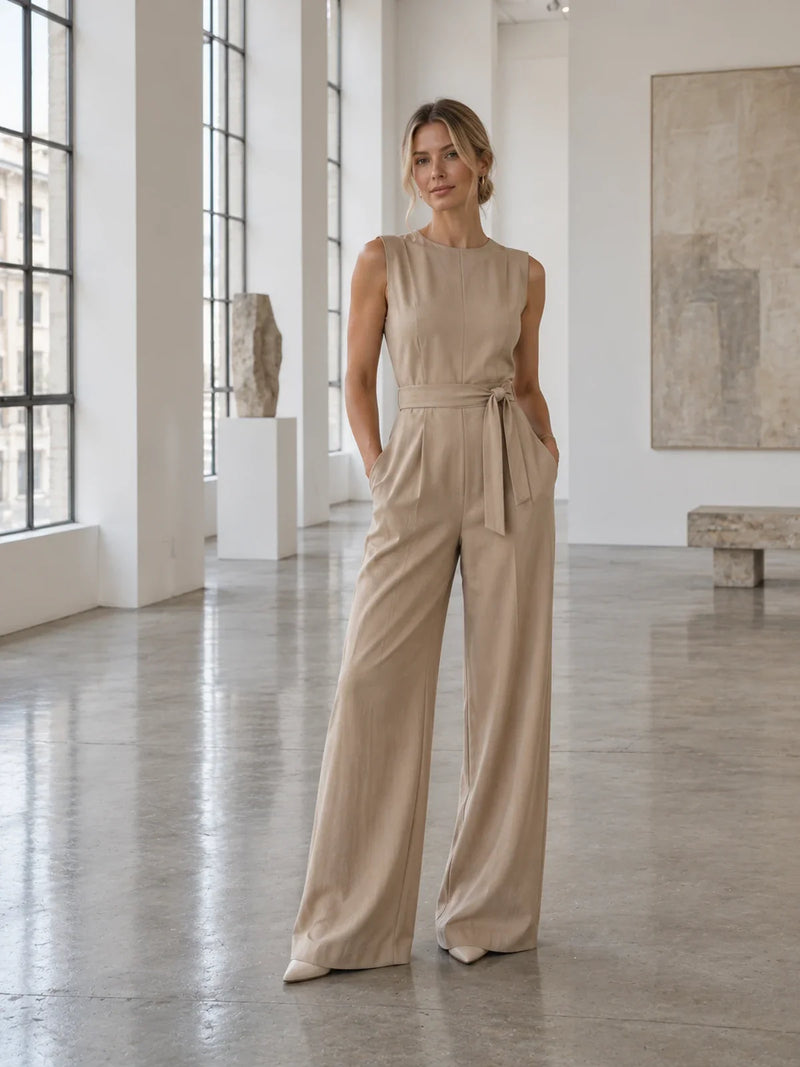 Vrouw in zandkleurige jumpsuit met wijde pijpen