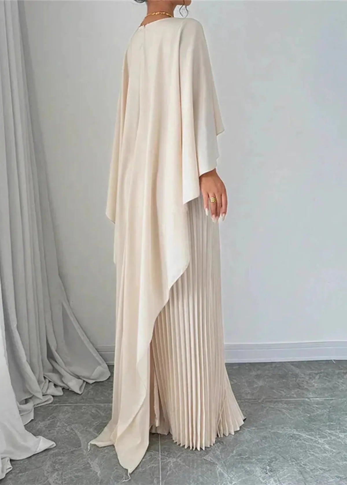 Amelia Dames Maxi Jurk – Cape Model met Geplooide Overlay