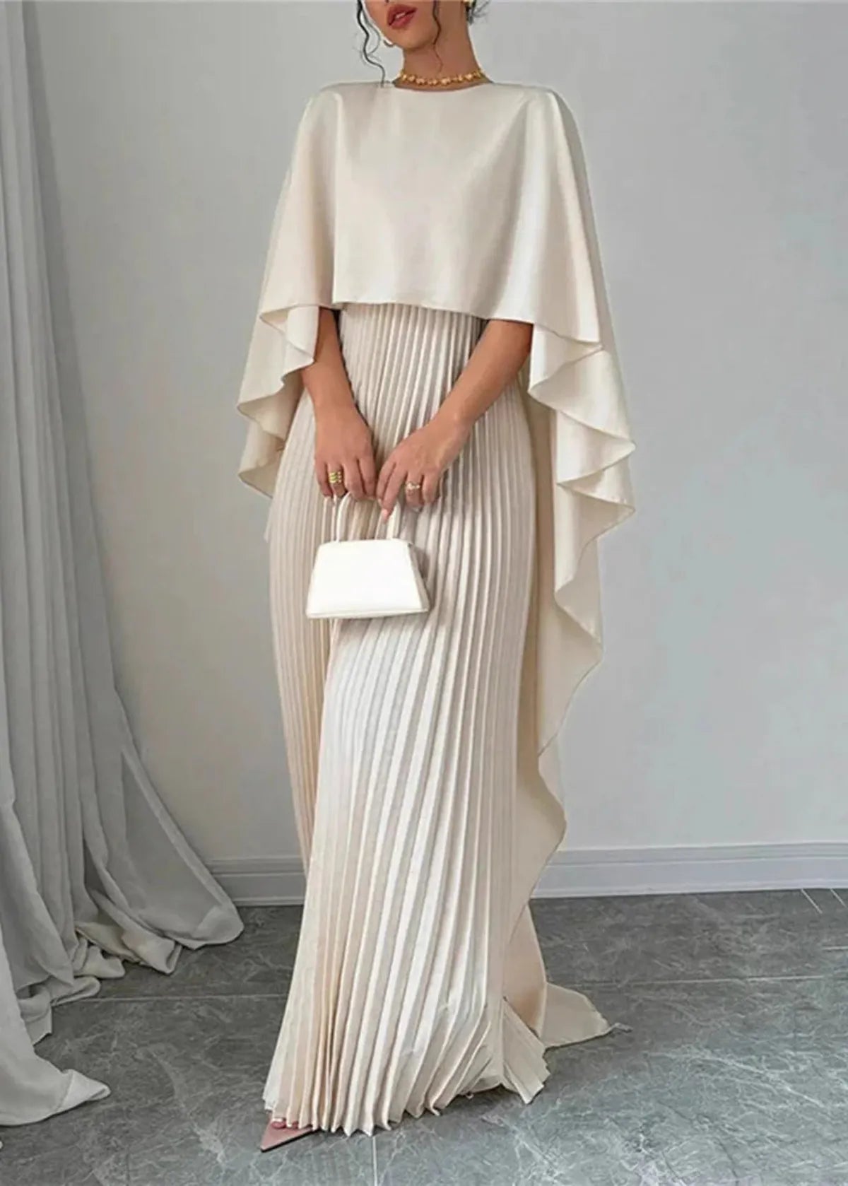 Amelia Dames Maxi Jurk – Cape Model met Geplooide Overlay