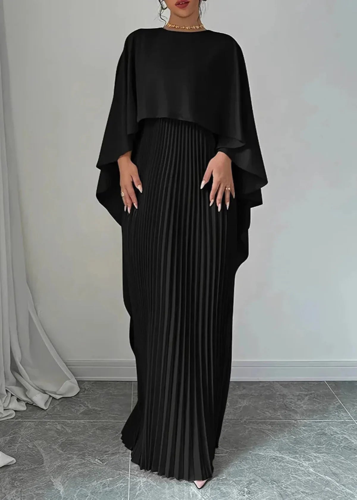 Amelia Dames Maxi Jurk – Cape Model met Geplooide Overlay
