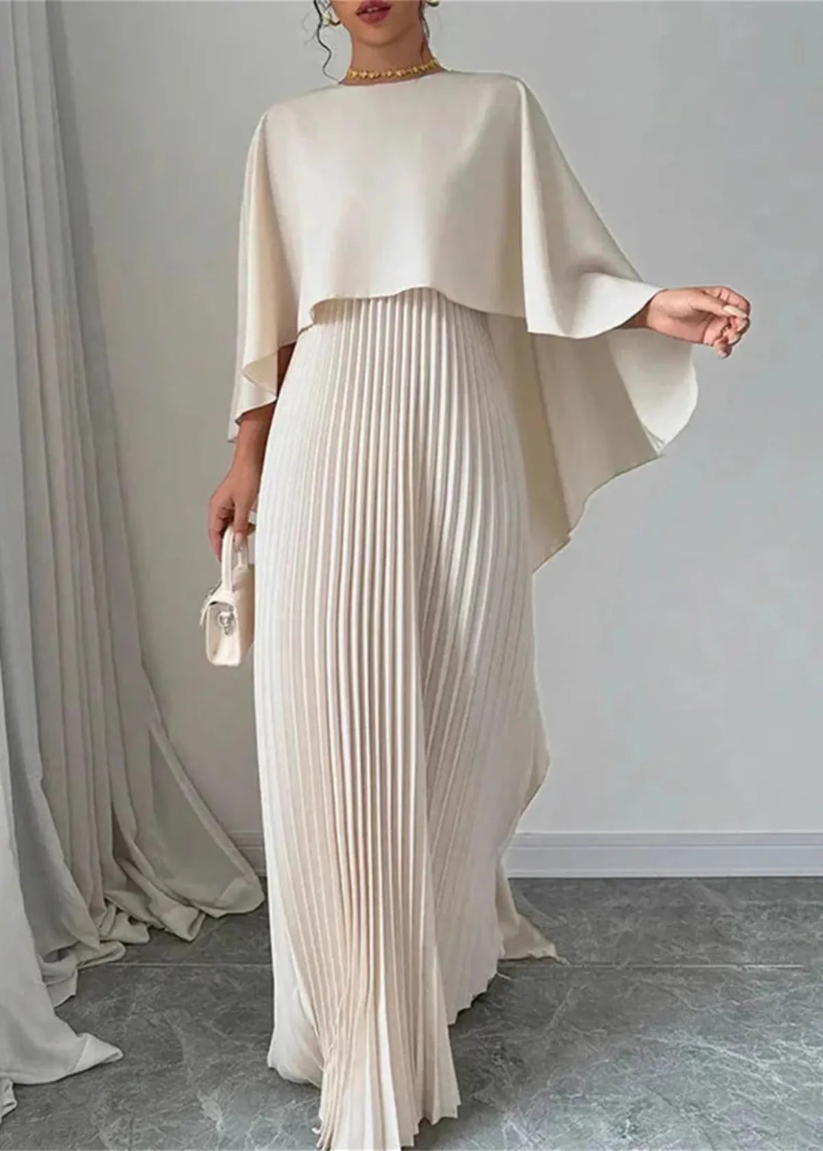 Amelia Dames Maxi Jurk – Cape Model met Geplooide Overlay
