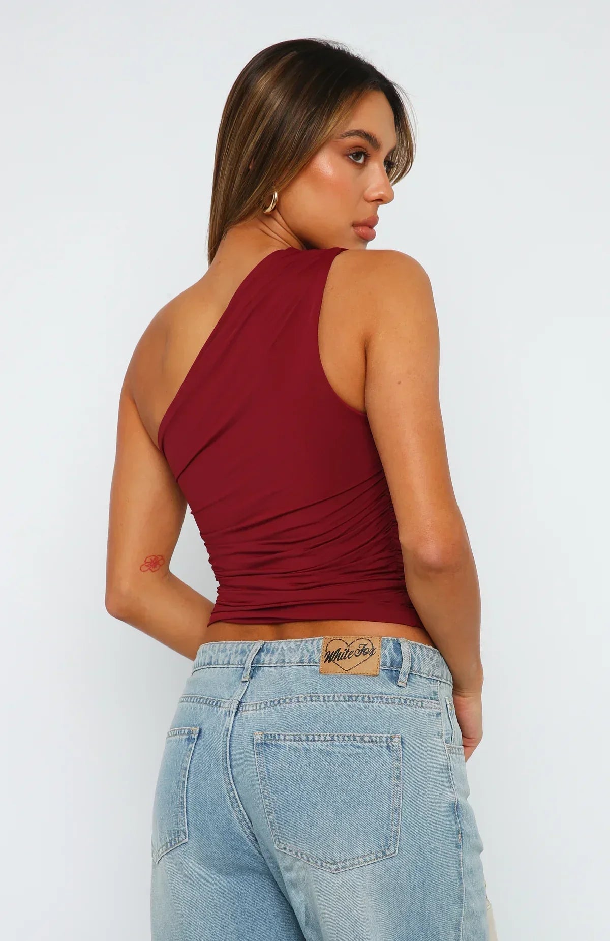 Dames Top met Eén Schouder en Gedraaid Detail – Elegant & Stijlvol – Réliane
