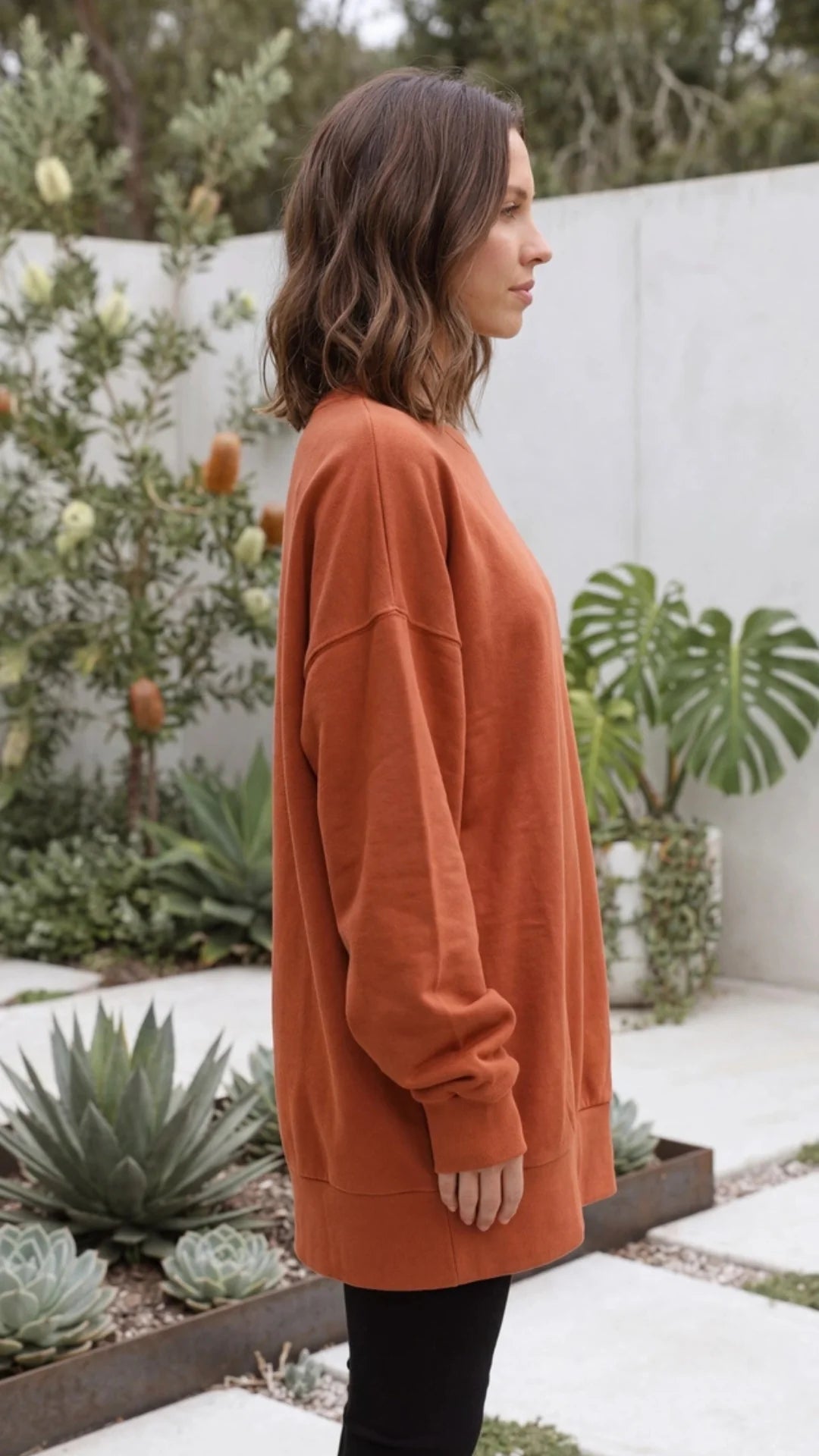 Zijaanzicht van oranje sweater dames met ruime mouwen
