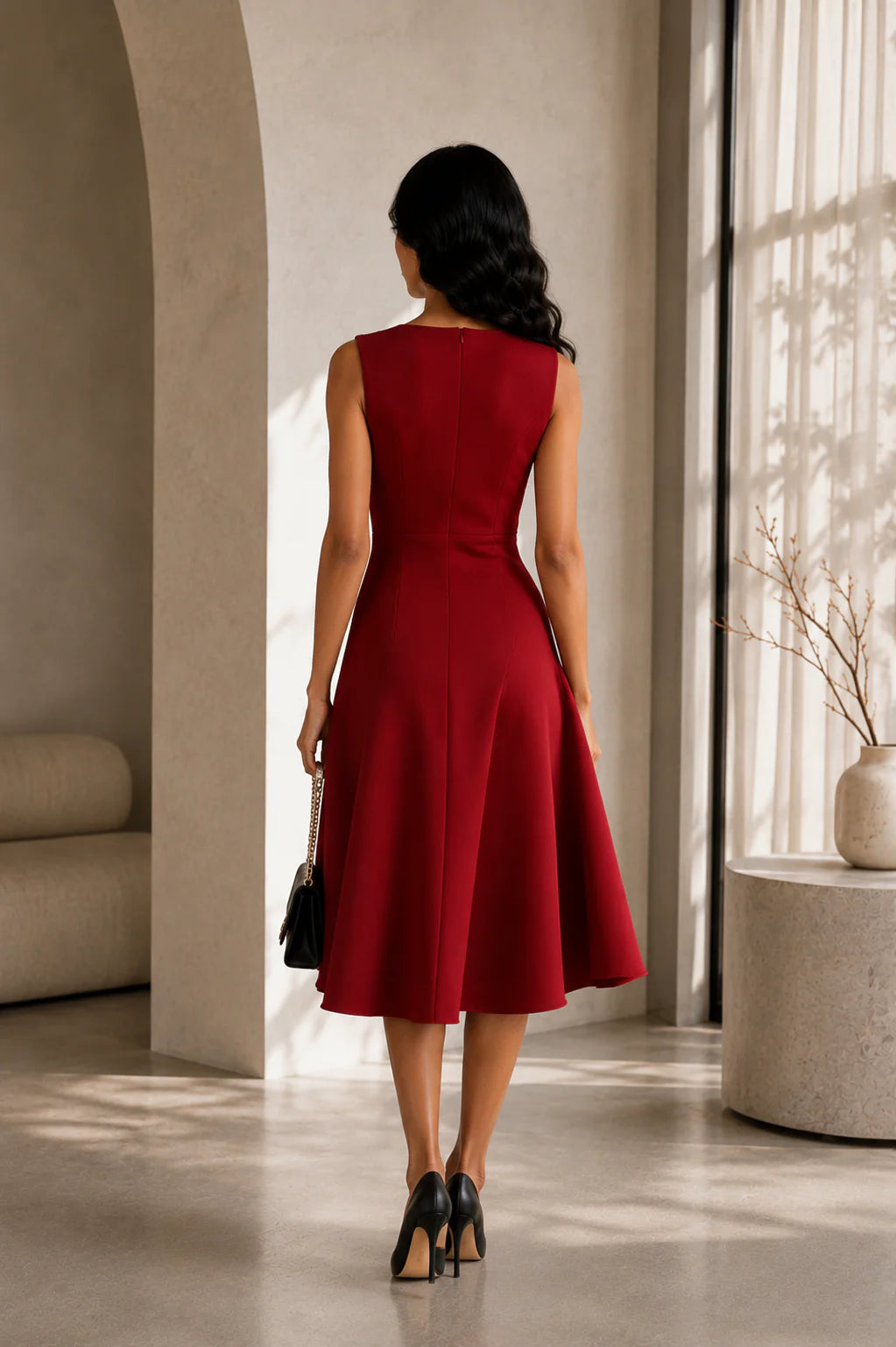 Asymmetrische Midi Jurk met Tailleaccent en Zwierige Rok – Elegant & Modern – Albertine