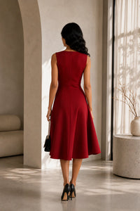 Asymmetrische Midi Jurk met Tailleaccent en Zwierige Rok – Elegant & Modern – Albertine