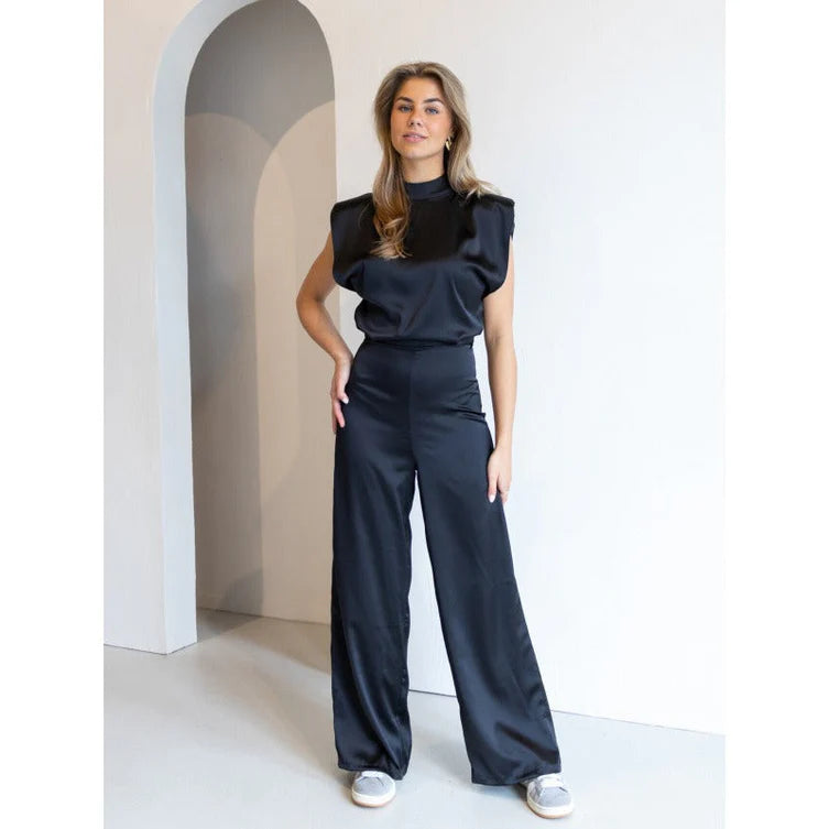 Satijnen Jumpsuit met Wide-Leg Pijpen en Schoudervullingen – Elegant & Verfijnd – Alvéane