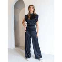 Satijnen Jumpsuit met Wide-Leg Pijpen en Schoudervullingen – Elegant & Verfijnd – Alvéane
