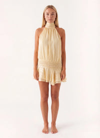 Halter Mini Jurk met Hoge Hals, Geplisseerde Rok en Open Rug – Speels & Zomers – Amaëlle