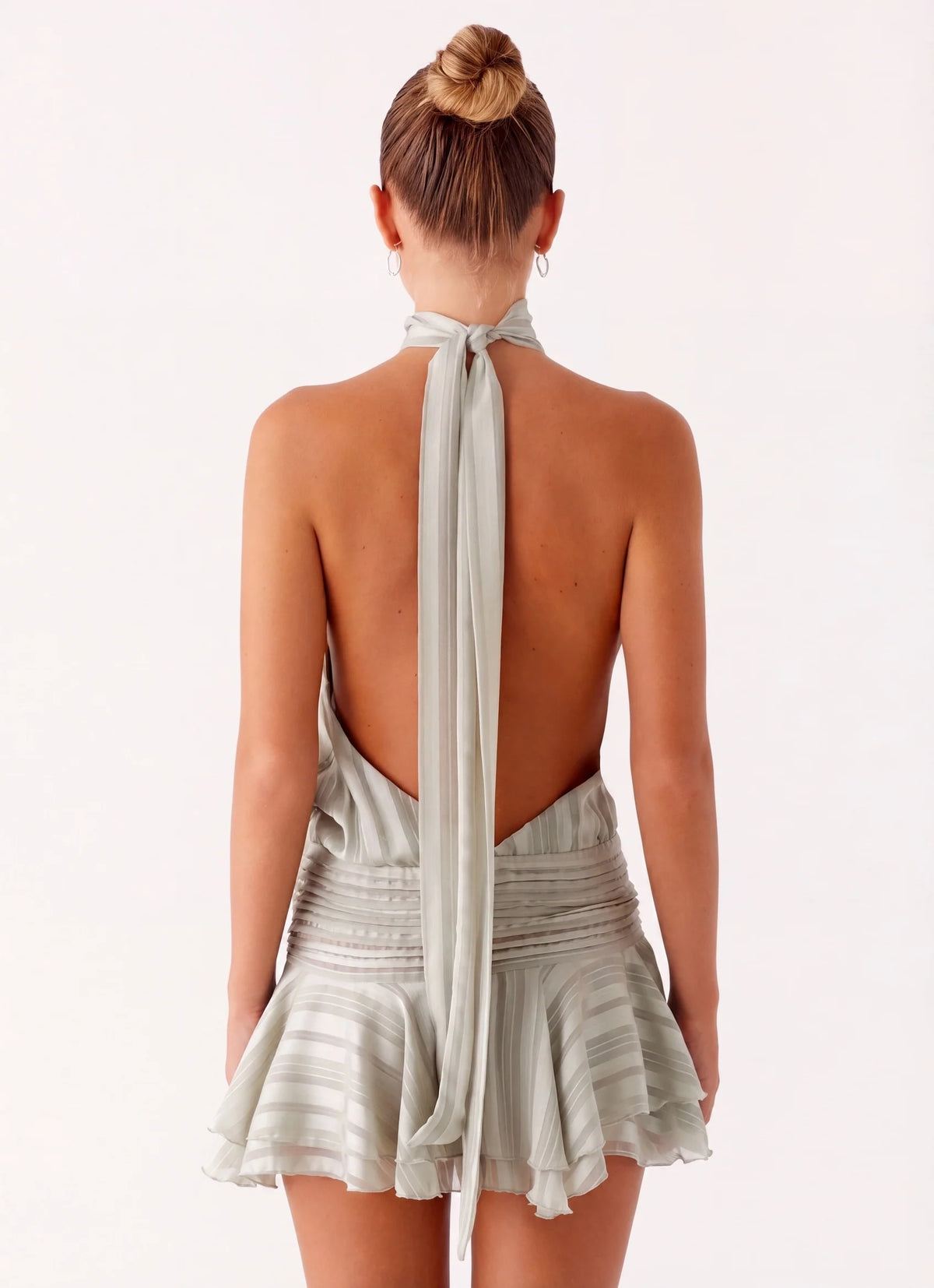 Halter Mini Jurk met Hoge Hals, Geplisseerde Rok en Open Rug – Speels & Zomers – Amaëlle