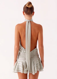 Halter Mini Jurk met Hoge Hals, Geplisseerde Rok en Open Rug – Speels & Zomers – Amaëlle