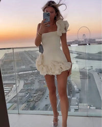 Off-Shoulder Mini Jurk met Roosplooien en Empire Taille – Zoet & Vrouwelijk – Annebel