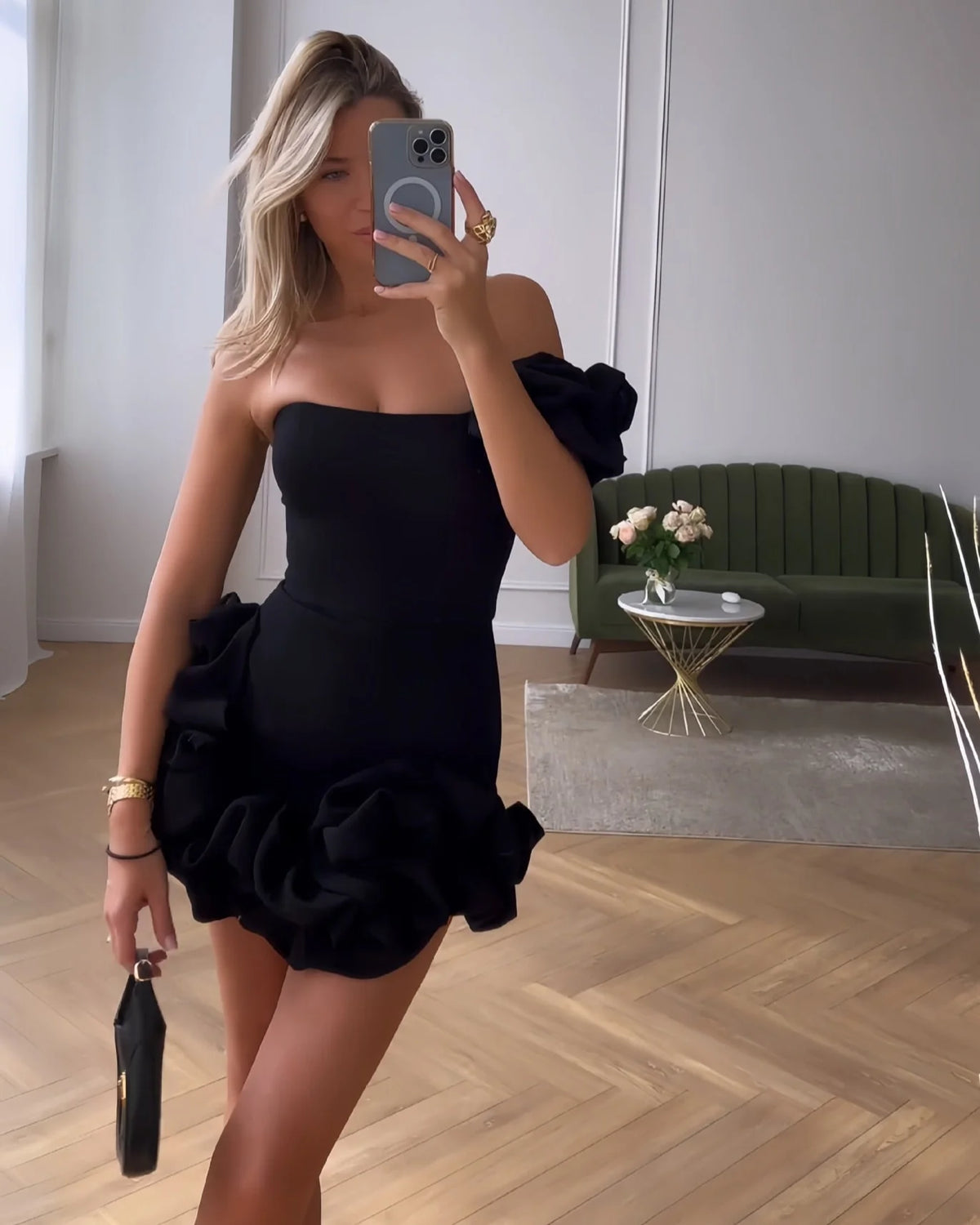 Off-Shoulder Mini Jurk met Roosplooien en Empire Taille – Zoet & Vrouwelijk – Annebel
