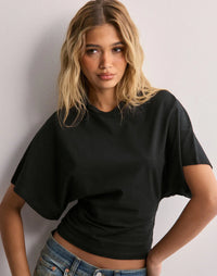Crop Top met Wijde Mouwen en Geplooide Voorkant – Speels & Vrouwelijk – Linde