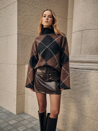 Bruine argyle coltrui los gedragen op een leren rok