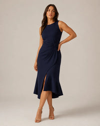 Marineblauwe dames midi-jurk met ronde hals en volant langs de rok