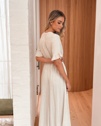 Beige Maxi Jurk met Open Rug – Elegant & Verfijnd – Avioréne