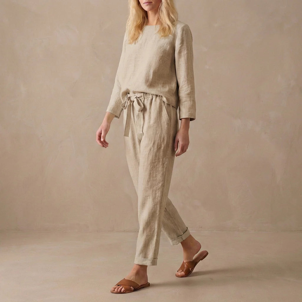 Tweedelige Set met Boothals-blouse en Broek met Trekkoordtaille – Verfijnd & Zomers – Bathilde