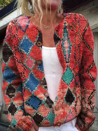 Bedrukt gebreid dames vest met ruitmotief in rood, blauw en turquoise, met ronde hals en knoopsluiting