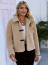 Beige Dames Teddy Jas met Houtjetouwtje Sluiting