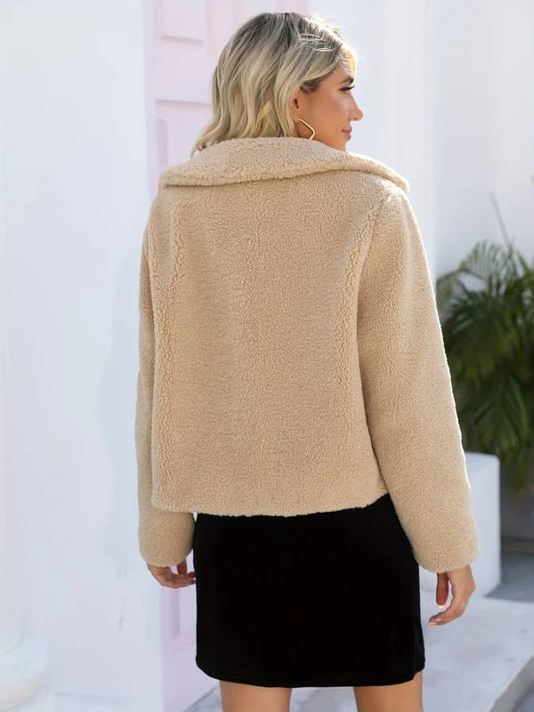 Beige korte teddy jas dames, achteraanzicht