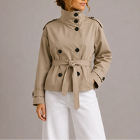 Beige korte dames trenchcoat met ceintuur en opstaande kraag