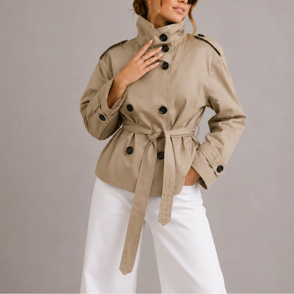 Beige korte trenchcoat dames met zakken en dubbele knopenrij