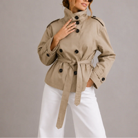 Beige korte trenchcoat dames met zakken en dubbele knopenrij