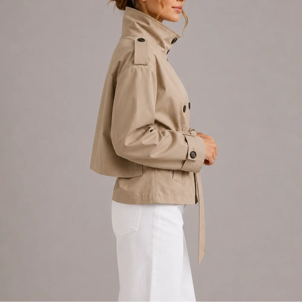 Korte trenchcoat dames in beige met manchetbandje, zijaanzicht