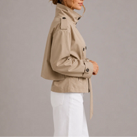 Korte trenchcoat dames in beige met manchetbandje, zijaanzicht
