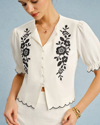 Beige Blouse met Pofmouwen, Borduursel en Contrastdetails – Romantisch & Vrouwelijk – Bérangère