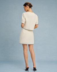 Beige Blouse met Pofmouwen, Borduursel en Contrastdetails – Romantisch & Vrouwelijk – Bérangère