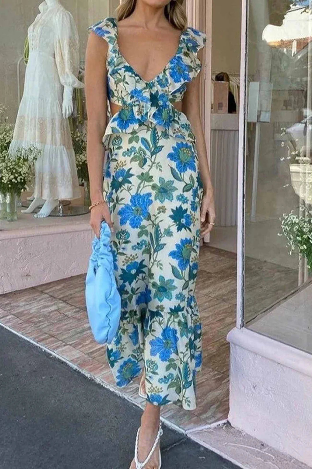 Mouwloze Bloemen Maxi Jurk met V-hals, Ruches en Strikdetail – Zomers & Elegant – Bernadette