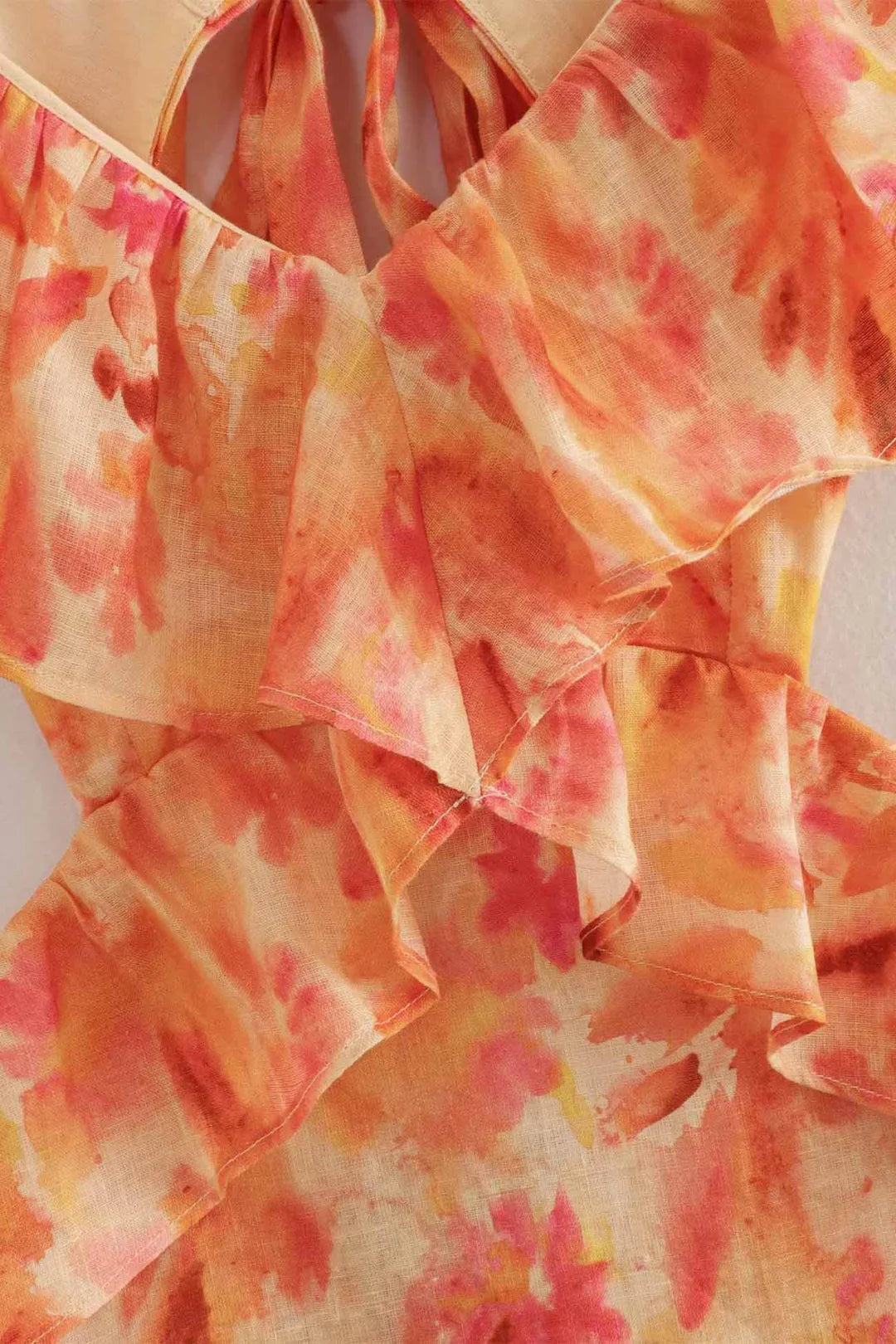 Mouwloze Bloemen Maxi Jurk met V-hals, Ruches en Strikdetail – Zomers & Elegant – Bernadette