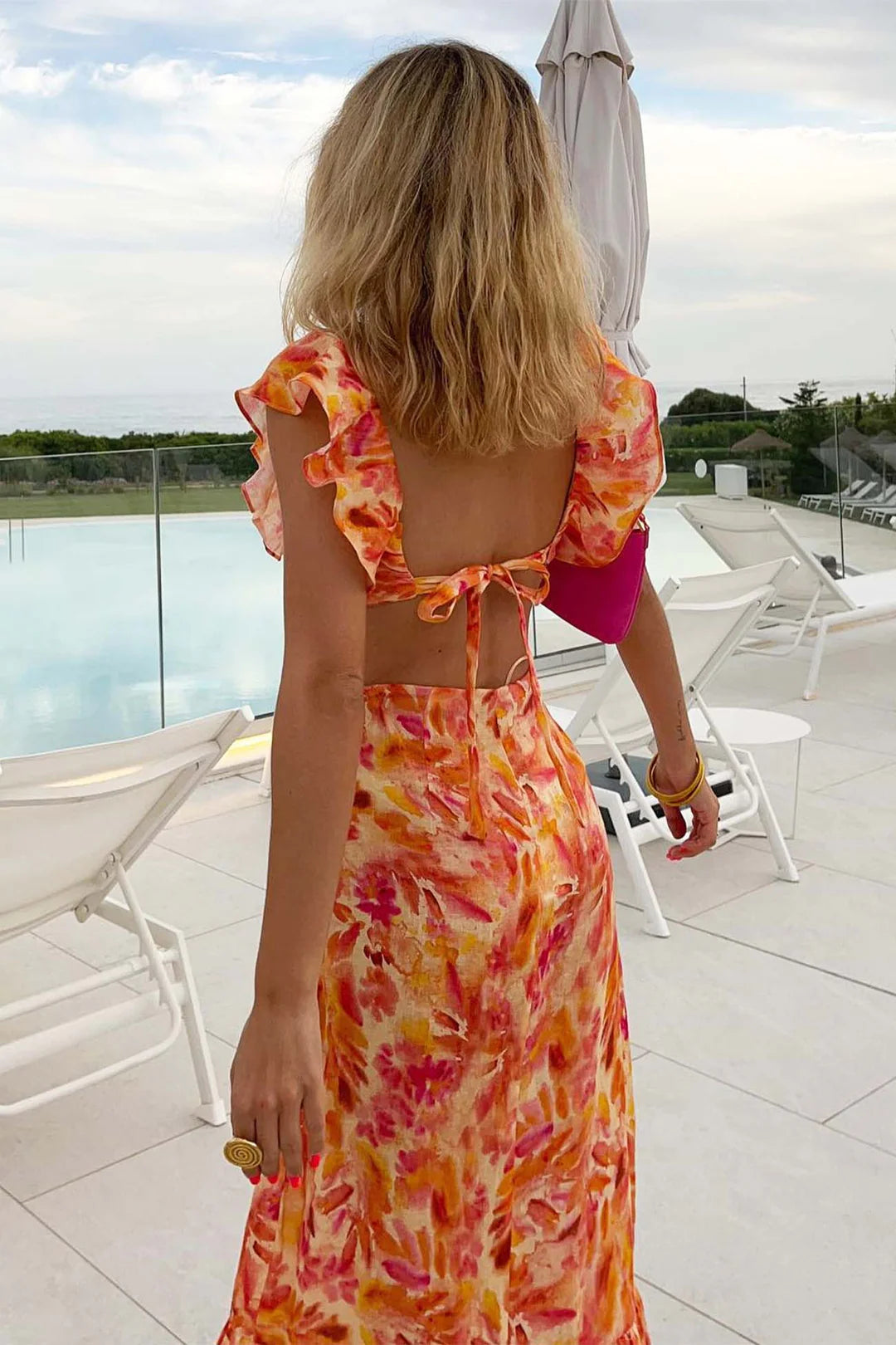 Mouwloze Bloemen Maxi Jurk met V-hals, Ruches en Strikdetail – Zomers & Elegant – Bernadette