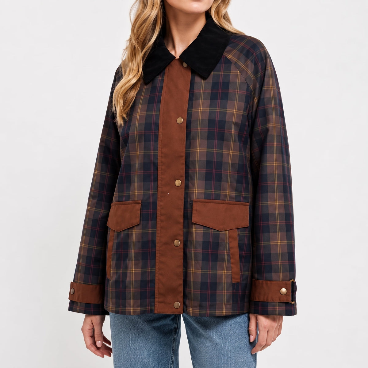 Bruine geruite oversized dames jas met klepzakken en drukknopen, gedragen met jeans