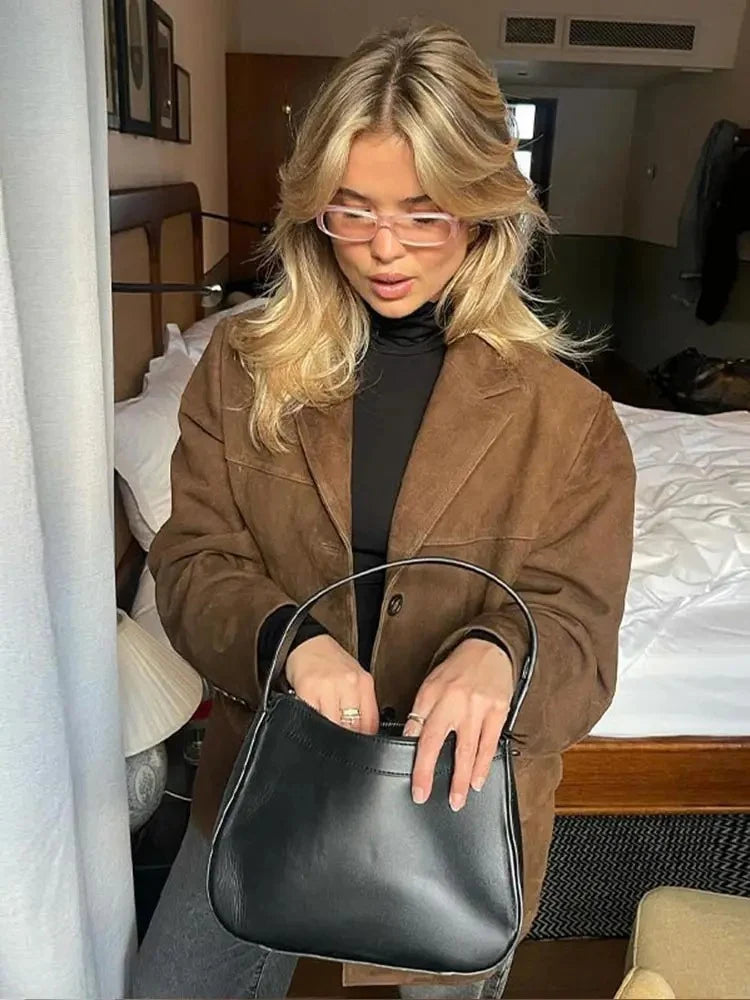 Oversized damesblazer in bruine suèdelook gedragen over een coltrui