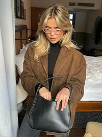 Oversized damesblazer in bruine suèdelook gedragen over een coltrui