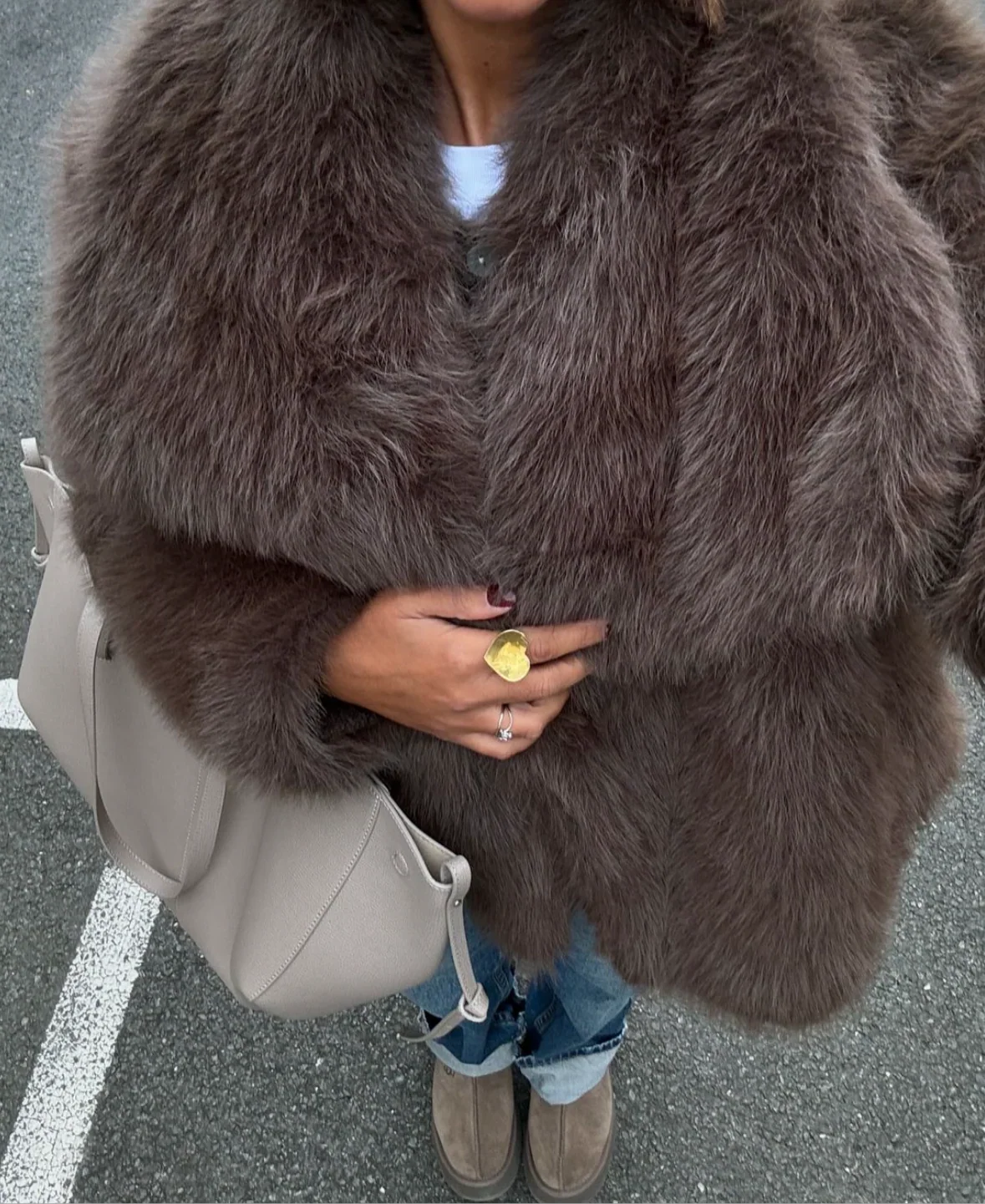 Bruine oversized imitatiebont jas voor dames met brede kraag, voorkant