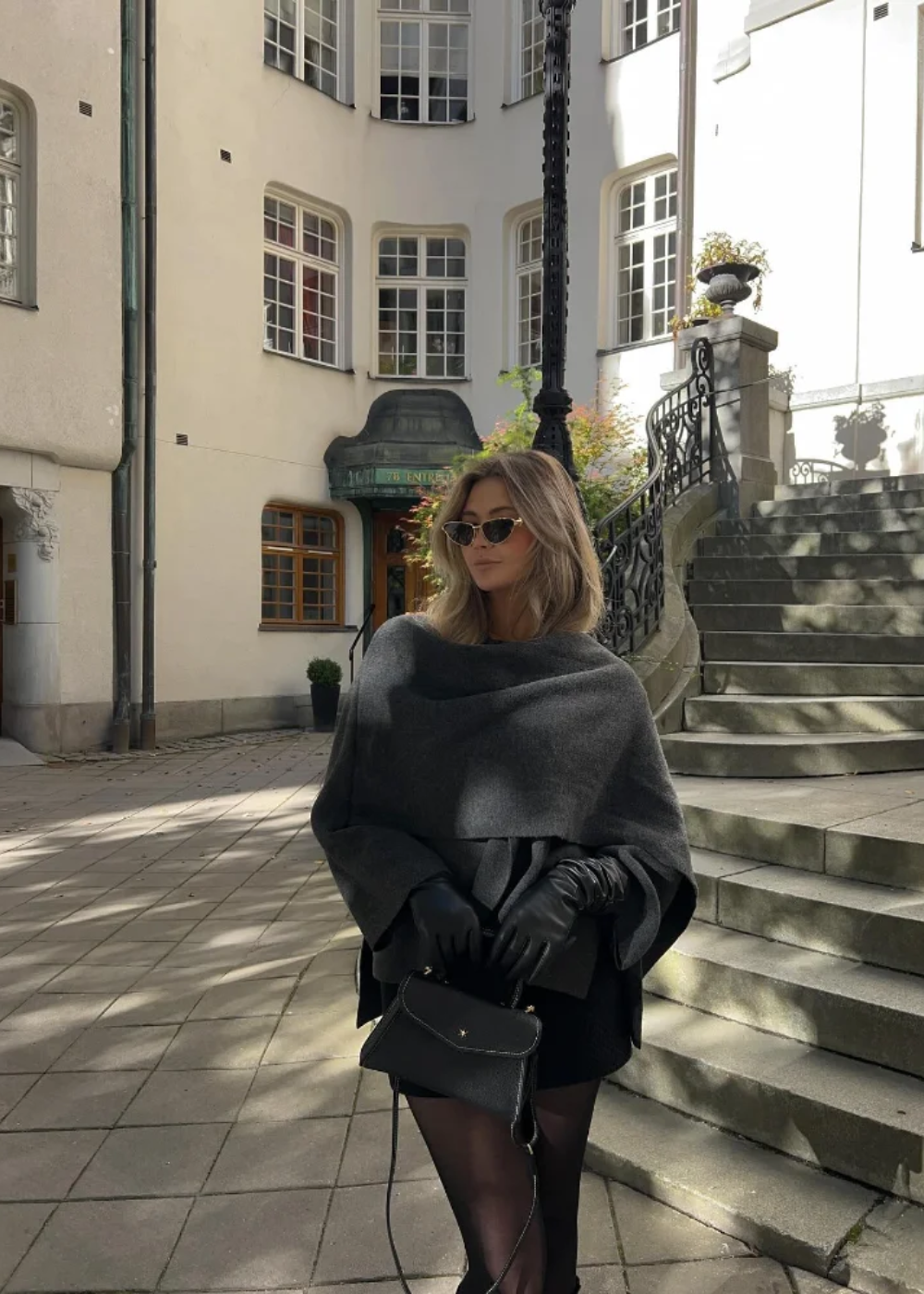 Oversized capejas dames met geïntegreerde sjaal in donkergrijs, gedragen in de stad