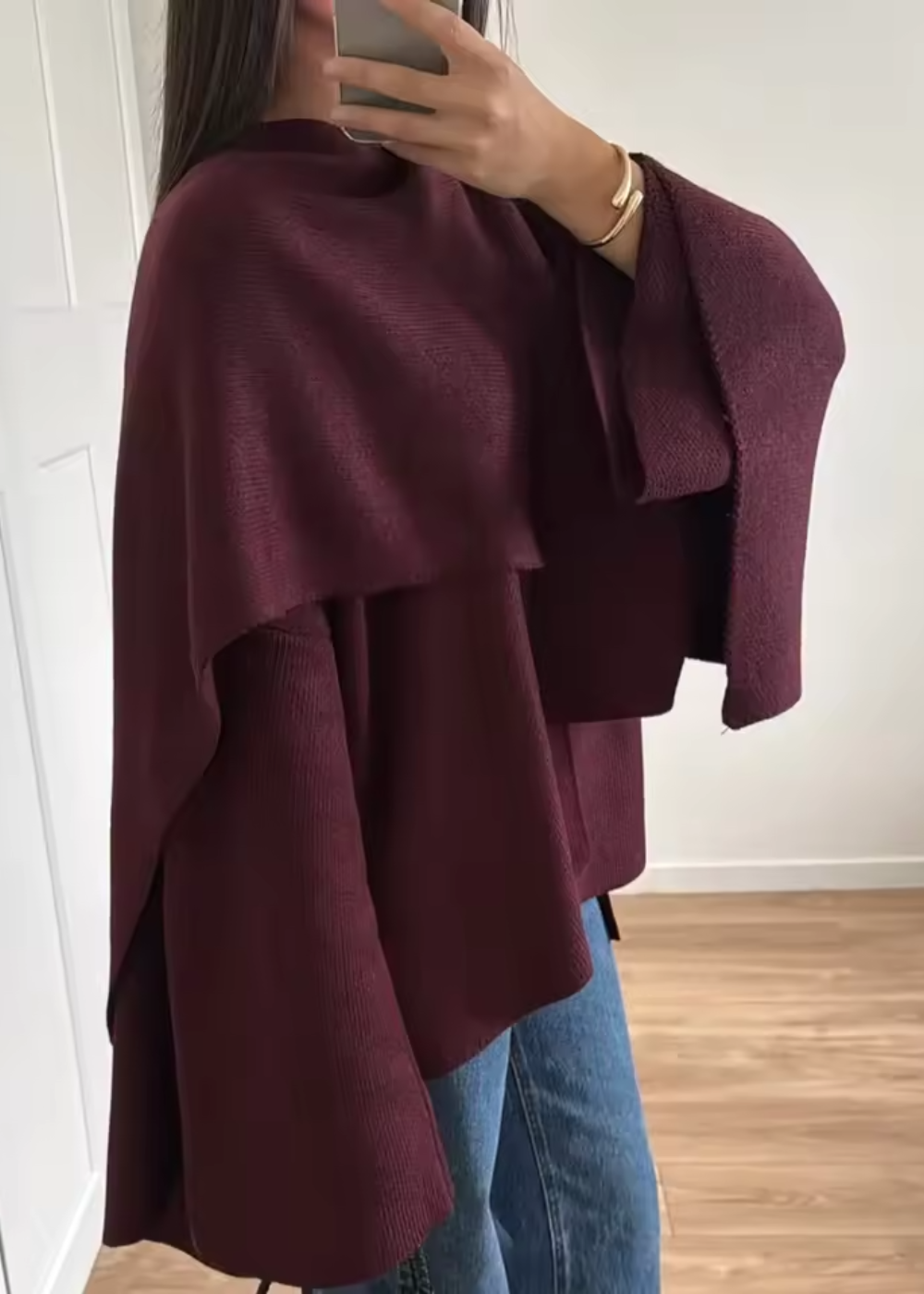 Oversized capejas dames met geïntegreerde sjaal in wijnrood, gedragen met jeans