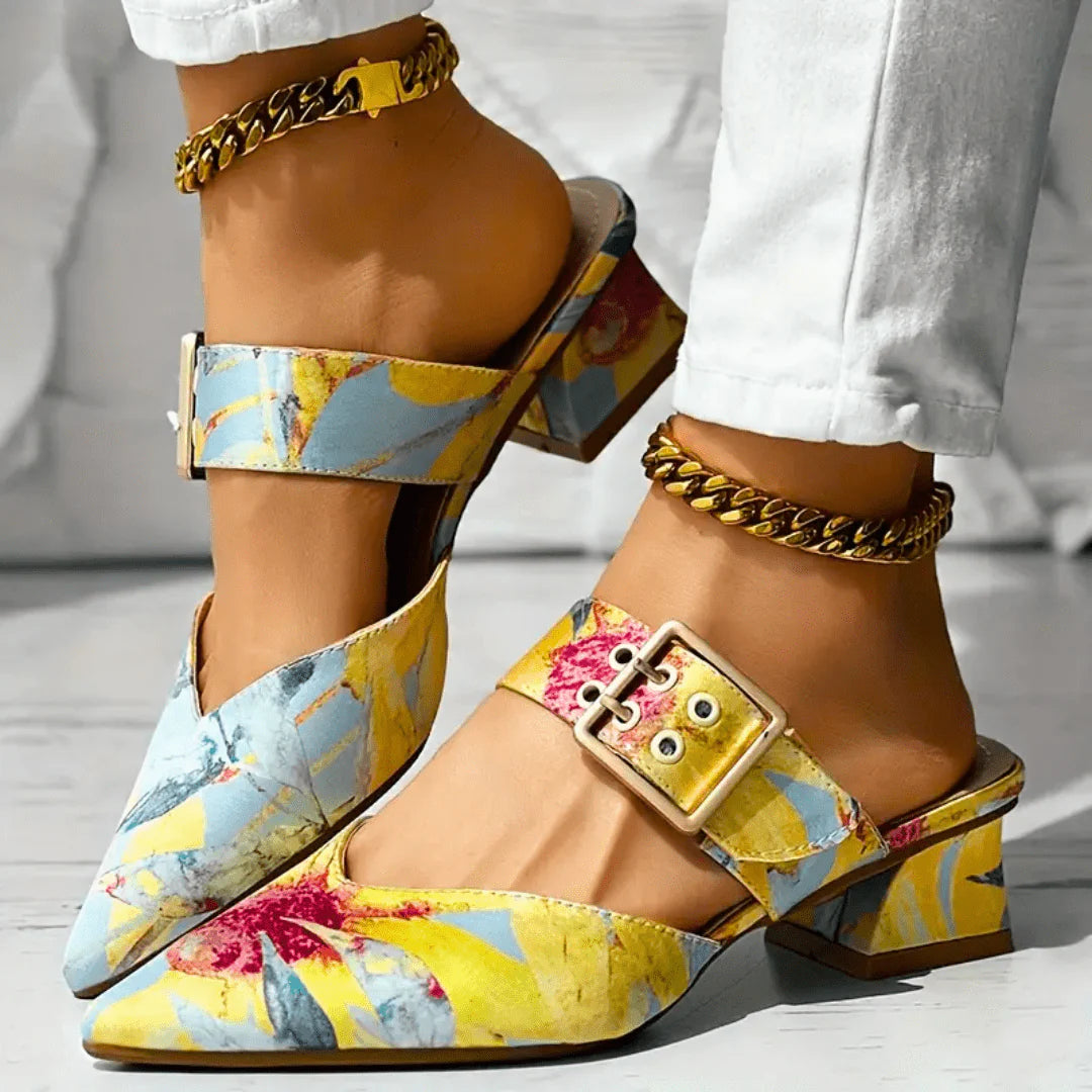 Pumps met Bloemenprint, Spitse Neus, Blokhak en Enkelbandje – Opvallend & Stabiel – Carolien
