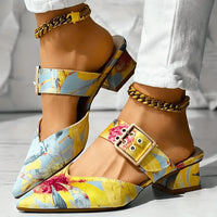 Pumps met Bloemenprint, Spitse Neus, Blokhak en Enkelbandje – Opvallend & Stabiel – Carolien