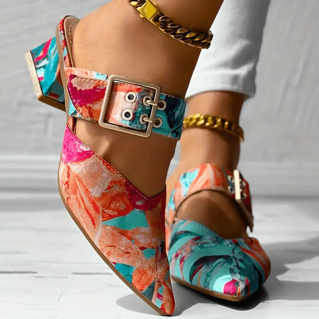 Pumps met Bloemenprint, Spitse Neus, Blokhak en Enkelbandje – Opvallend & Stabiel – Carolien