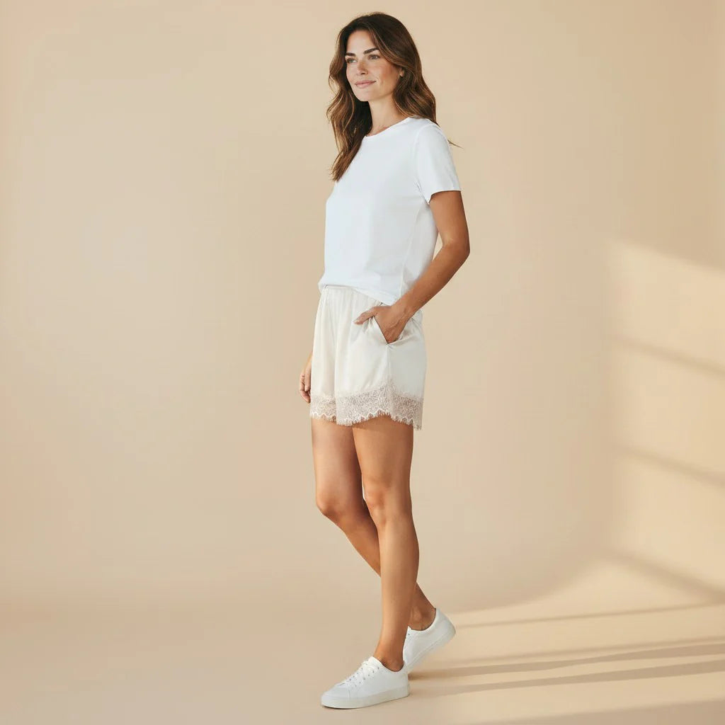 Satijnen Shorts met Kantafwerking en Elastische Tailleband – Elegant & Zacht – Coralie