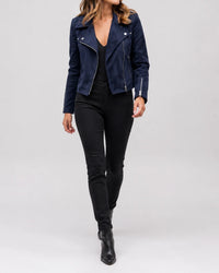 Korte blauwe dames bikerjas op een zwarte broek, volledige look