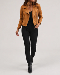 Korte khaki bikerjas dames op een zwarte broek, volledige look