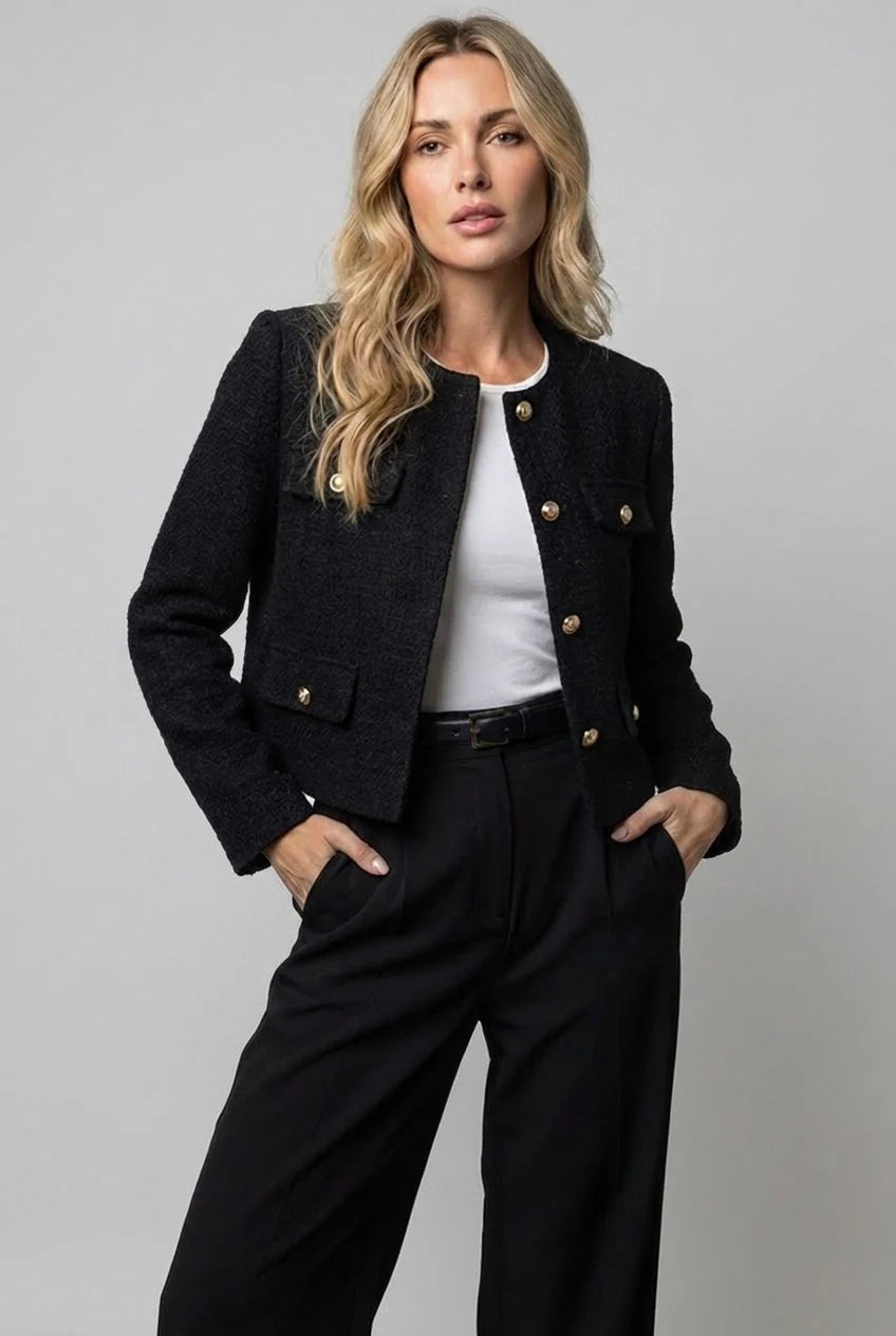 Zwarte korte blazer dames met ronde halslijn en vier klepzakken