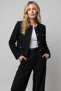 Zwarte korte blazer dames met ronde halslijn en vier klepzakken