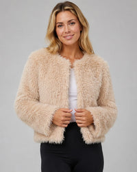 Beige korte dames jas van imitatiebont met knoopsluiting