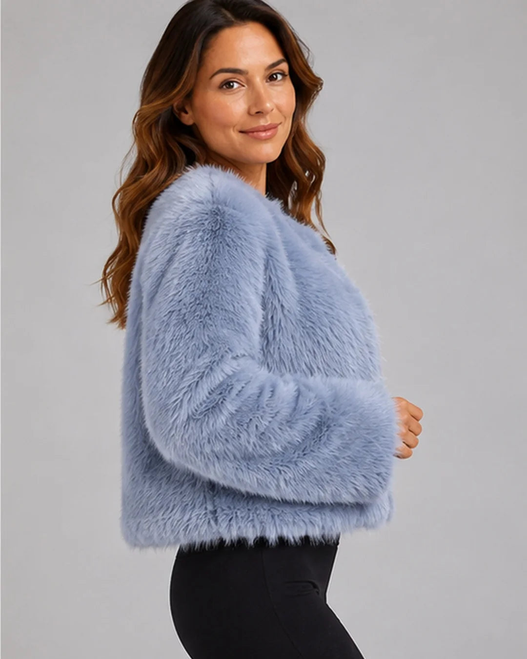 Zijaanzicht van lichtblauwe cropped dames jas van imitatiebont